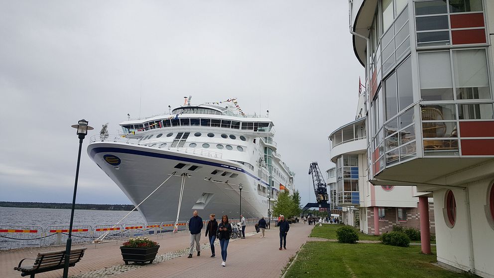 Kryssningsfartyget Birka Stockholm vis södra hamn i Luleå