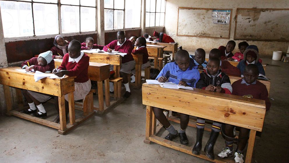 En grupp skolbarn pluggar i Nairobi, Kenya. Enligt UNICEF missar en av tio flickor skolan på grund av att de har mens – eftersom de inte har tillgång till bindor.