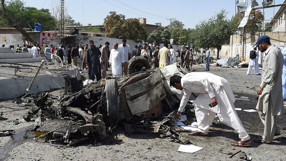 Säkerhetstjänstemän undersöker vraket efter bilbomben i Quetta.
