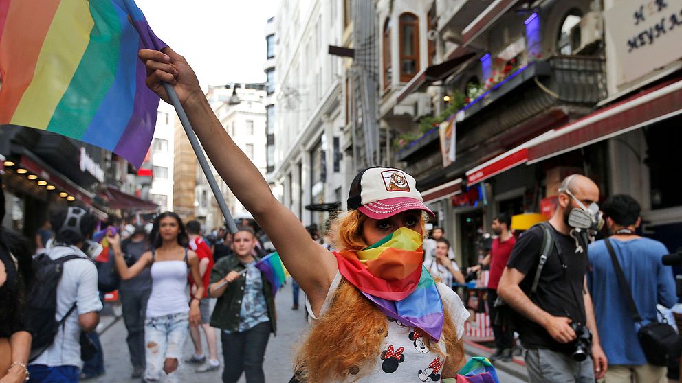 Pridedemonstrant i Istanbul 2016, då polisen stoppade paraden med tårgas och gummikulor.