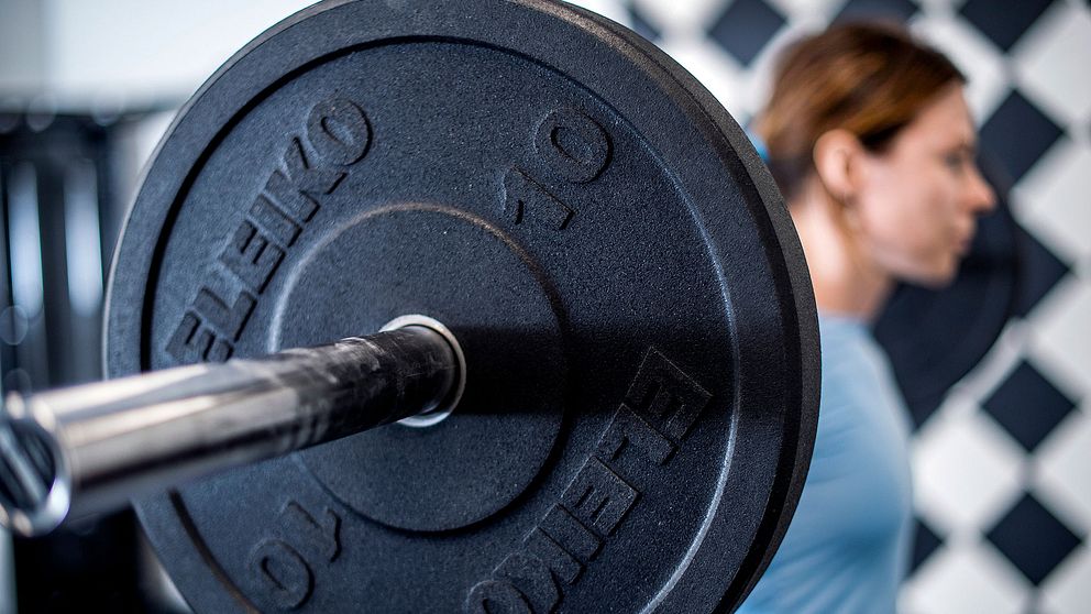 Kvinna tränar på gym. Arkivbild.