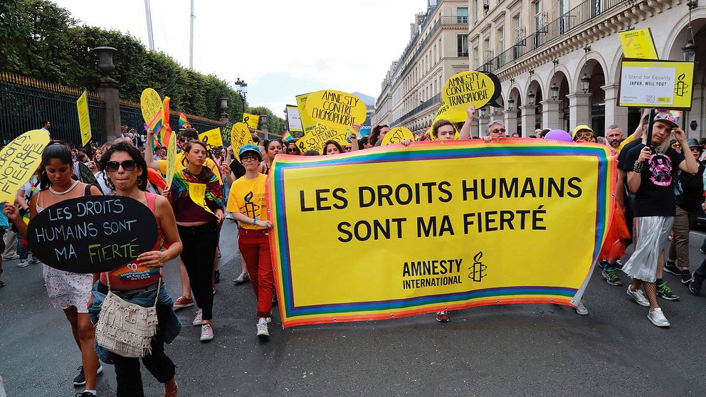 Människorättsorganisationen Amnesty deltog i paraden i den franska huvudstaden. ”Mänskliga rättigheter är min stolthet”, står det på plakatet.