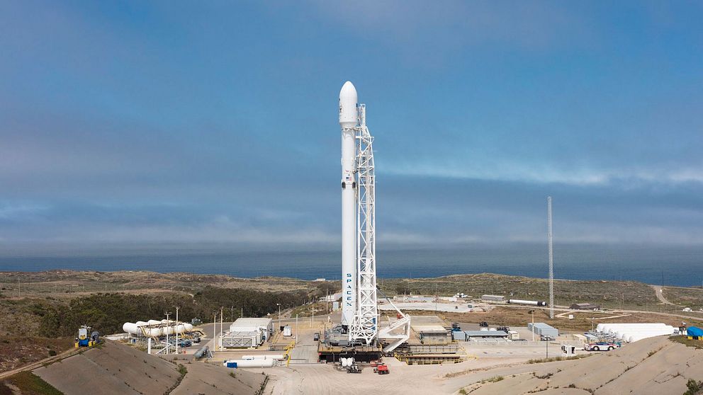 Falcon 9-raketen före uppskjutning under söndagen.