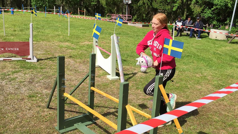 Minna Söderlund från Töva hoppar hinder med käpphäst.