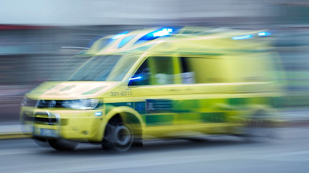 En man fördes till sjukhus efter att ha fallit flera meter från en byggnadsställning i Karlstad.
