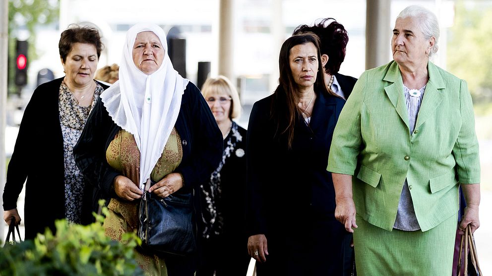 Bosniska kvinnor, från en association för mammor till de som mördades i Srebrenicamassakern, anländer till domstolen tidigare idag.