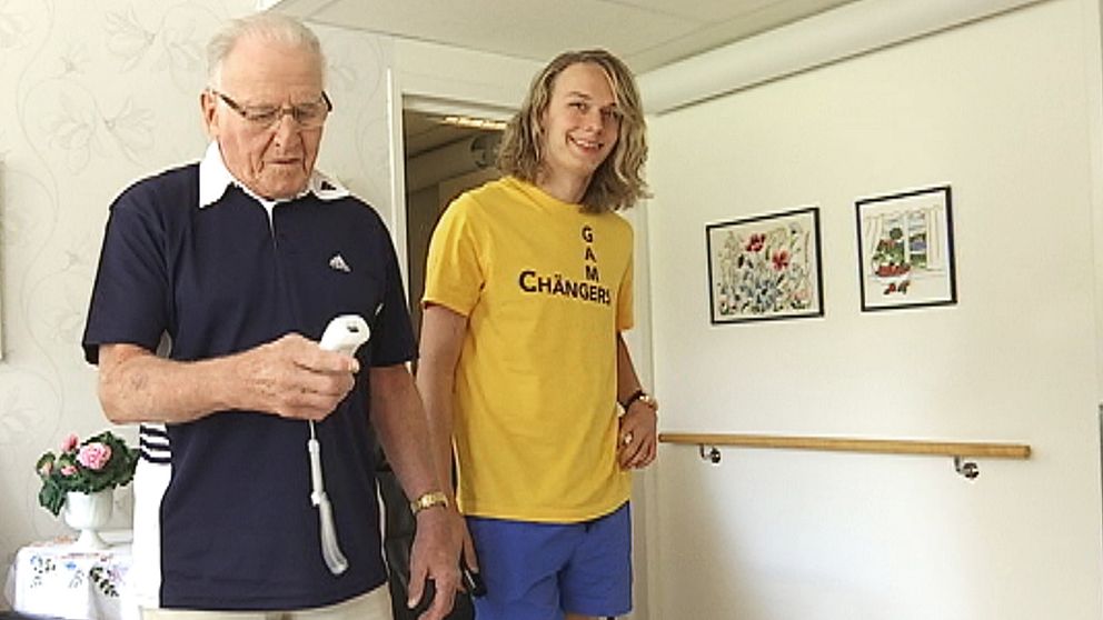 Bengt Johansson och Douglas Hagell spelar bowling på äldreboendet Sättragården i Hagfors.