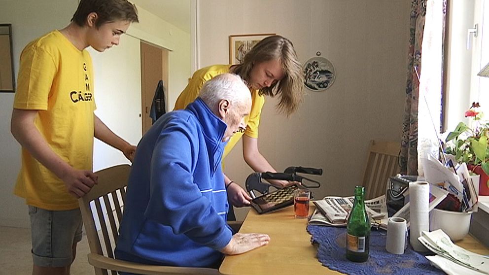 Hanna Fischer och Erik Stafås instruerar hur schackspelet på surfplattan går till.