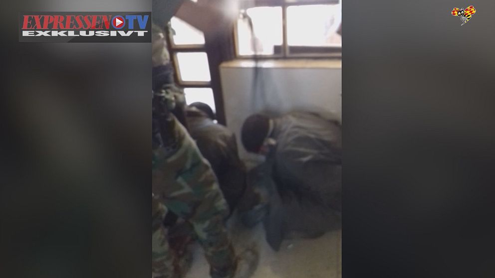 Filmer som Expressen tagit del av visar hur irakiska soldater torterar och dödar tillfångatagna IS-soldater.