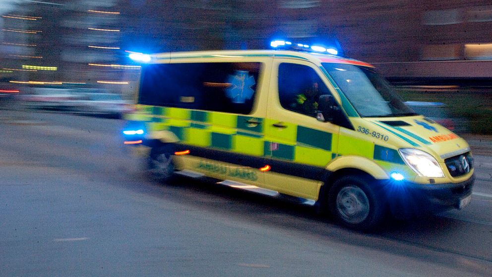 Bild på en ambulans i fart.