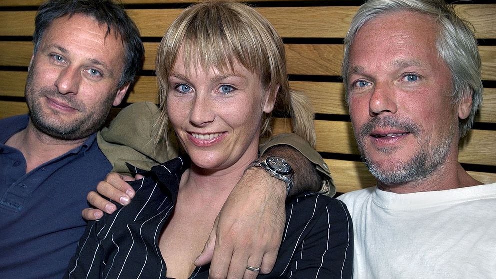 Inför Kjell Sundvalls film ” Grabben i graven bredvid” 2003. Michael Nyqvist, Elisabet Carlsson och Kjell Sundvall.