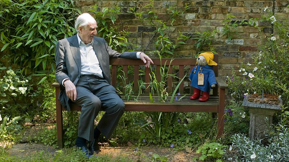 Michael Bond tillsammans med en Paddington-nalle, i juni 2008.