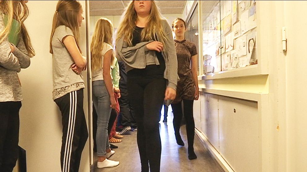 Elever i korridor.