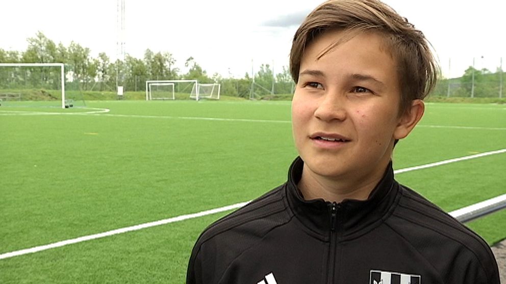 Alexander Mienna, till vardags hemmahörande i Umeålaget Gimonäs UIF, har nyligen blivit uttagen till det samiska ungdomslandslaget i fotboll.