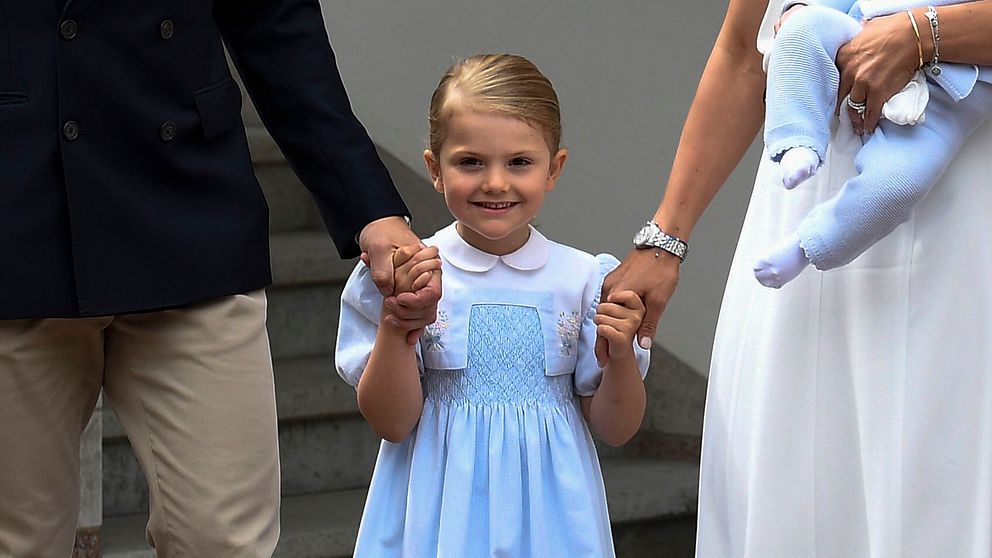 Prinsessan Estelle tillsammans med sina föräldrar och sin lillebror på Victoriadagen 2016.