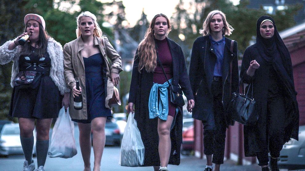 En scen från första säsongen av norska tv-serien Skam som kom 2015. Från vänster till höger ser vi karaktärerna Chris, Vilde, Eva, Noora och Sana.