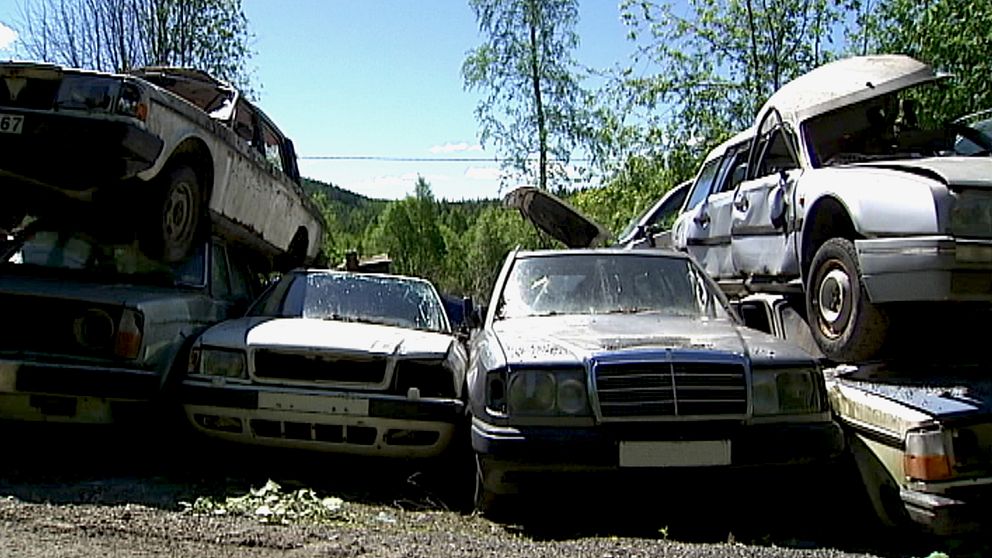 Skrotbilar som står staplade på varandra