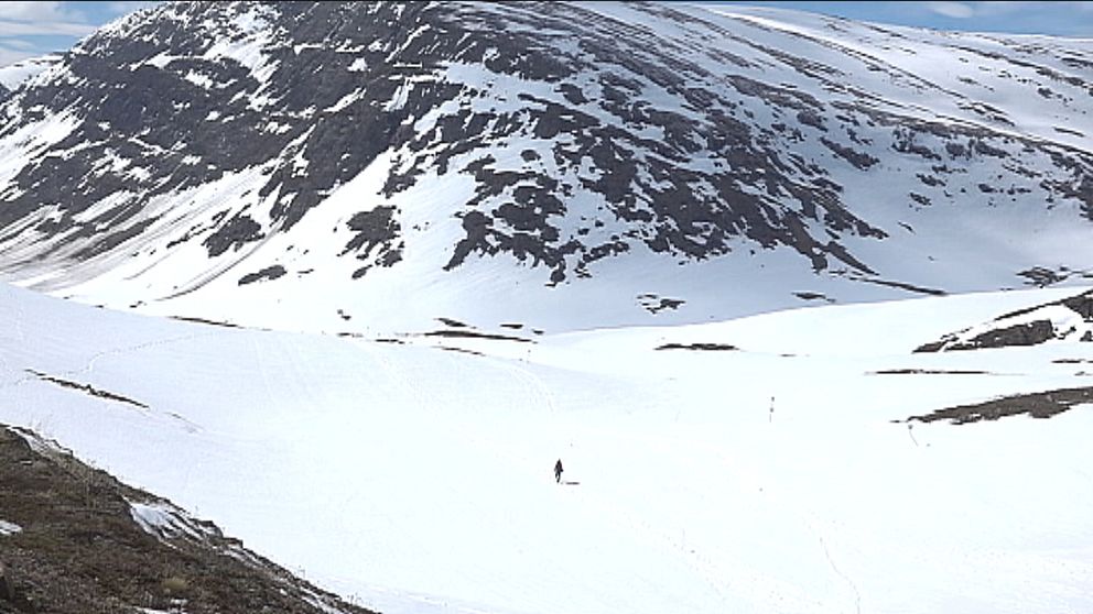 Ännu den 26 juni fanns mycket snö kvar längs Kungsleden vid Tjäktjastugan i norra Lapplandsfjällen.