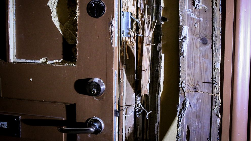 En dörr som brutits upp i samband med ett inbrott