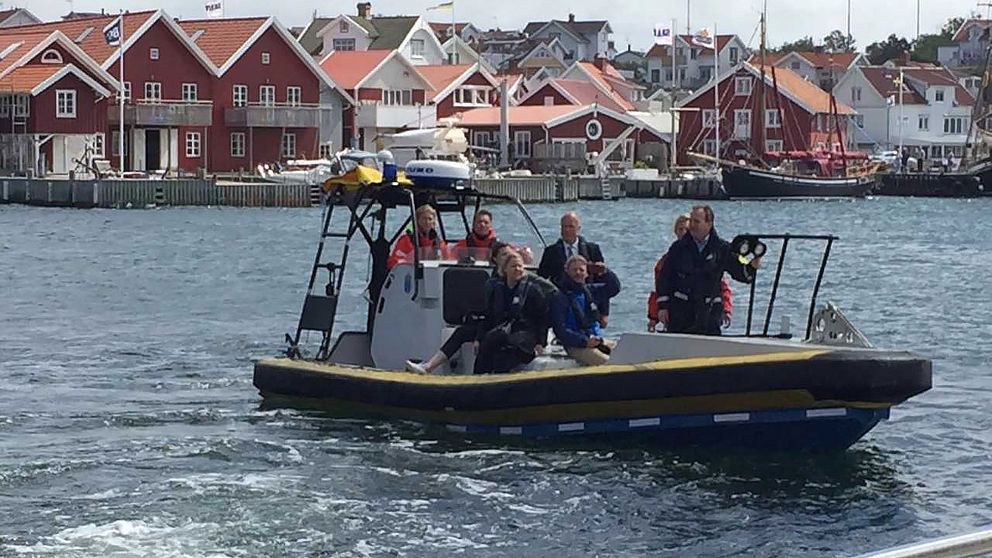 Statsminister Stefan Löfven anländer till Skärhamn i Kustbevakningens båt.
