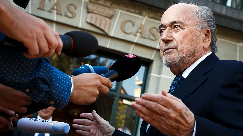 Sepp Blatter ångrar att han inte slutade som Fifa-ordförande tidigare.
