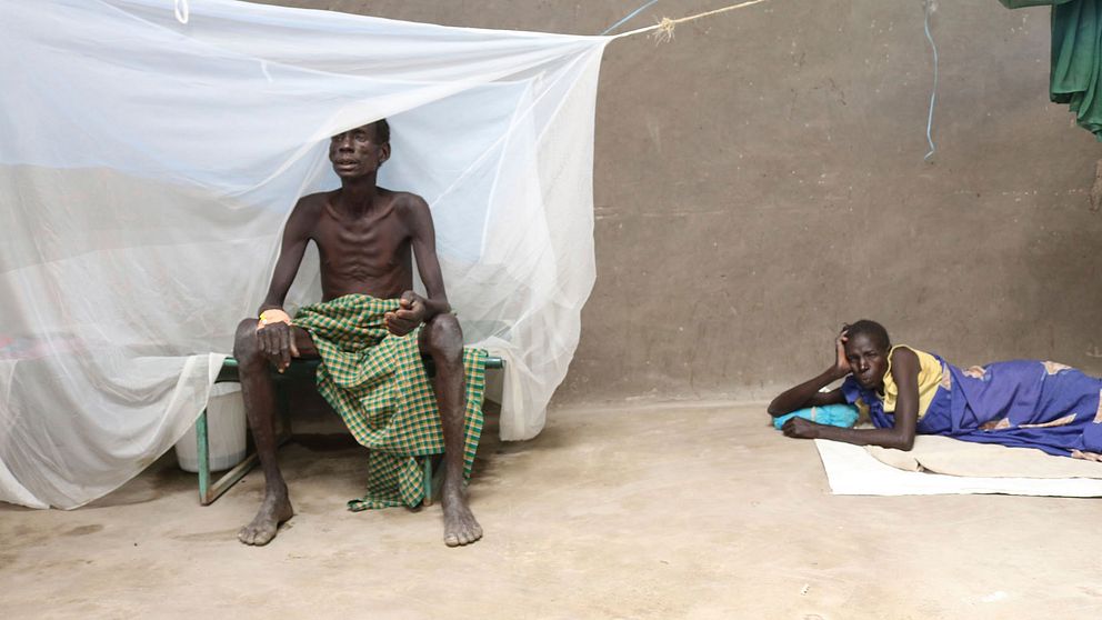 Machar Weituor och hans fru Nyibol Maluok på en koleraklinik i Pieri, Sydsudan.