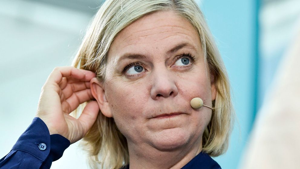 Finansminister Magdalena Andersson (S) blir intervjuad i Almedalen.