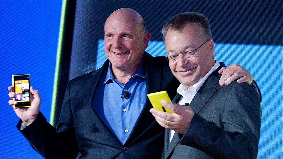 Microsofts dåvarande vd Steve Ballmer och Nokias Stephen Elop tillsammans under en produktlansering 2012.