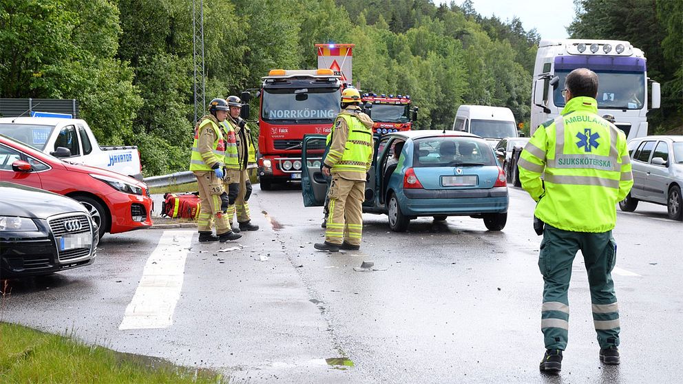 Räddningstjänst, polis och ambulans larmades klockan 15.21 till riksväg 55 vid Graversfors norr om Norrköping där tre bilar är inblandade i en trafikolycka.