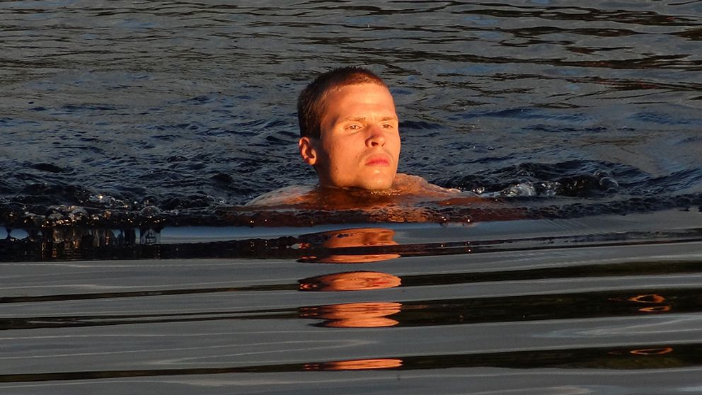 Nils simmar i älven.