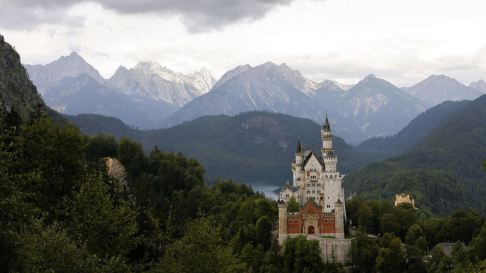 Slottet Neuschwanstein i bayerska alperna.