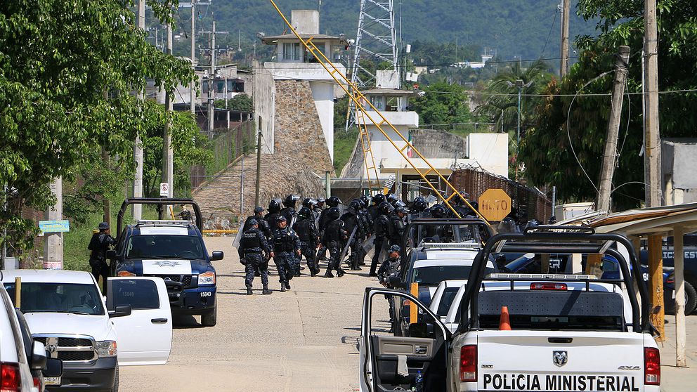 Kravallpolis utanför fängelset i Acapulco