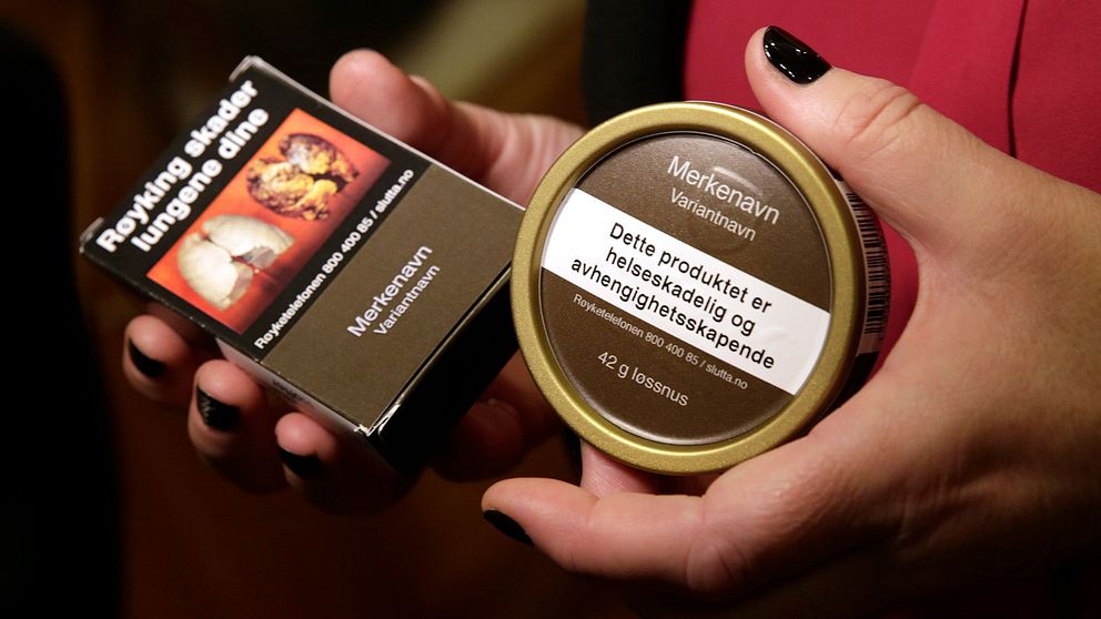 Varningstexter på norskt cigarettpaket och snusdosa.