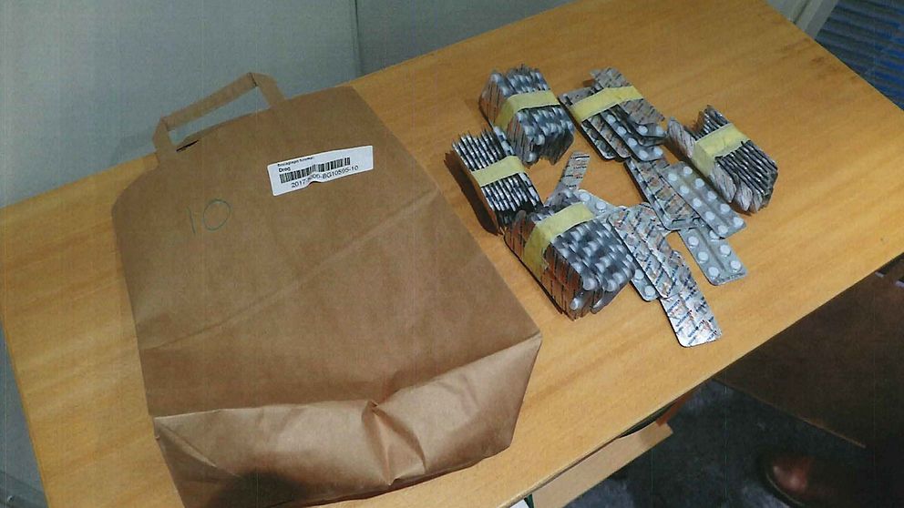 I husransakan i en av de åtalades lägenheter fann polisen stora mängder narkotikaklassade tabletter.