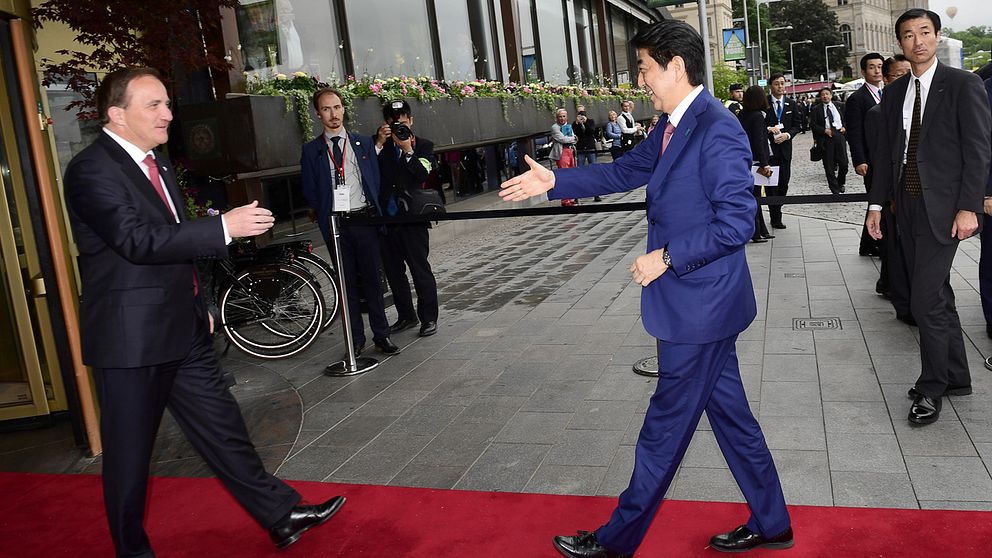 Statsminister Stefan Löfven (S) tar emot Japans premiärminister Shinzo Abe för en gemensam middag på Grand Hotel. Abe är på ett två dagar långt besök i Sverige.