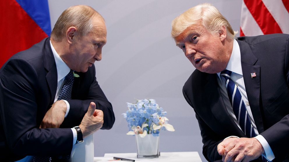 Till vänster Rysslands president Vladimir Putin. Till höger USA:s president Donald Trump.