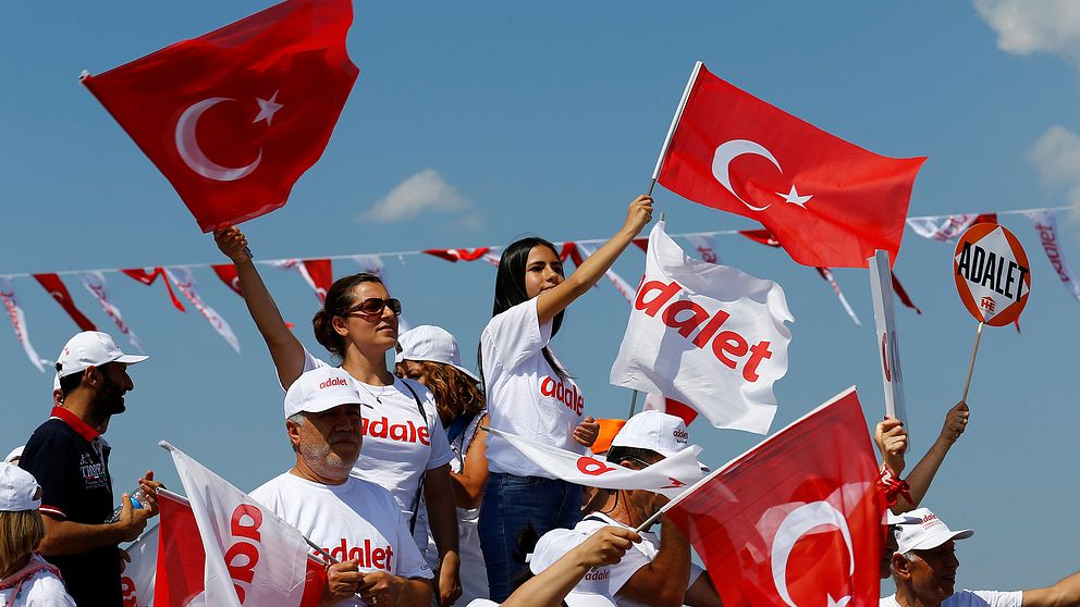 Människor vinkar med turkiska flaggor under ett möte för att markera slutet på den oppositionsrepublikanska folkpartiets (CHP) ledare Kemal Kilicdaroglus 25-dagars protest, kallad ”Rättvisemarschen”.
