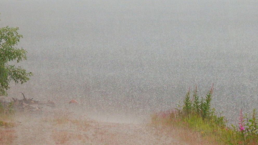 Bild från Svegssjön i Härjedalen. Man kan inte se mycket av sjön för det kom ett skyfall  åska gjorde det med.