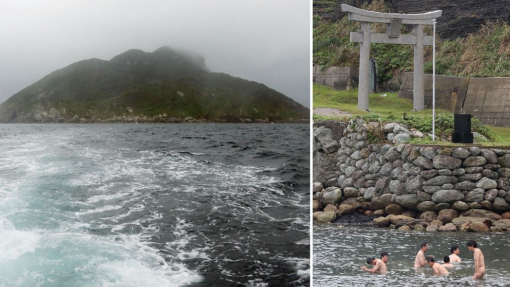 Ön Okinoshima sedd från havet. Bild på nakna män som badar i vattnet.