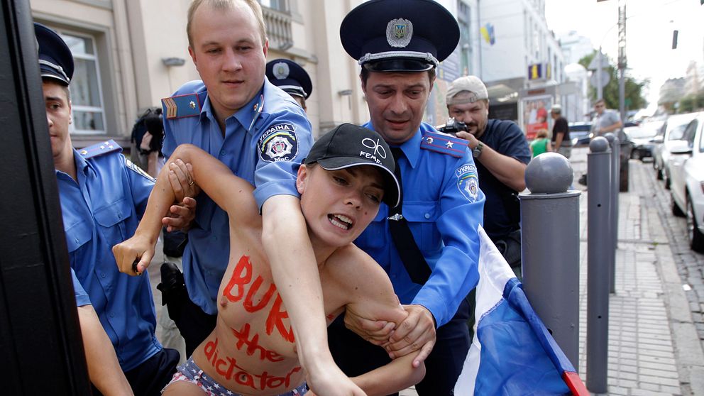 Ukrainsk polis griper en Femenaktivist som protesterar mot den ryska presidenten Vladimir Putin.