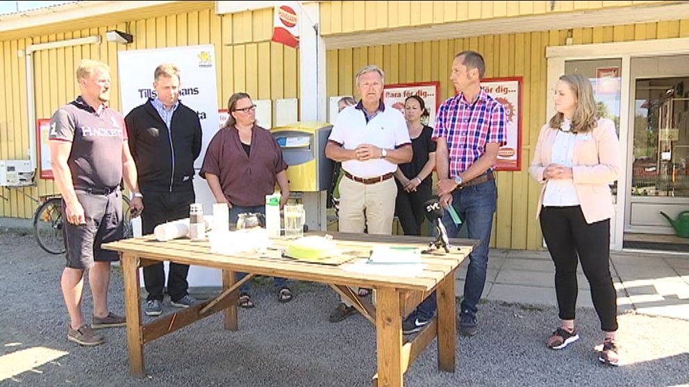 Kommunalrådet Erik Pelling (S) (andra fr höger) presenterar tillsammans med bygdebolagets i Oxsätras ordförande Thord Hägg kommunens nya landsbygdsprogram på måndagen.