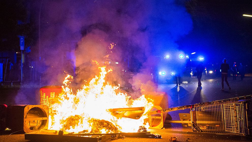 Brinnande bilar under G20-mötet i Hamburg under torsdagen