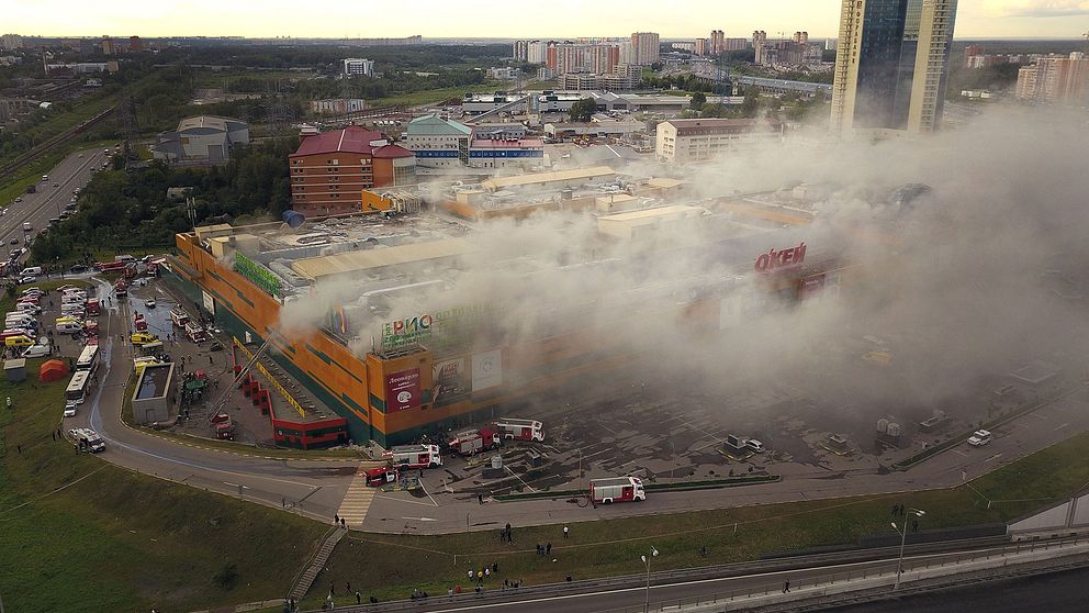 Rök stiger från branden i köpcentrumet i Moskva.