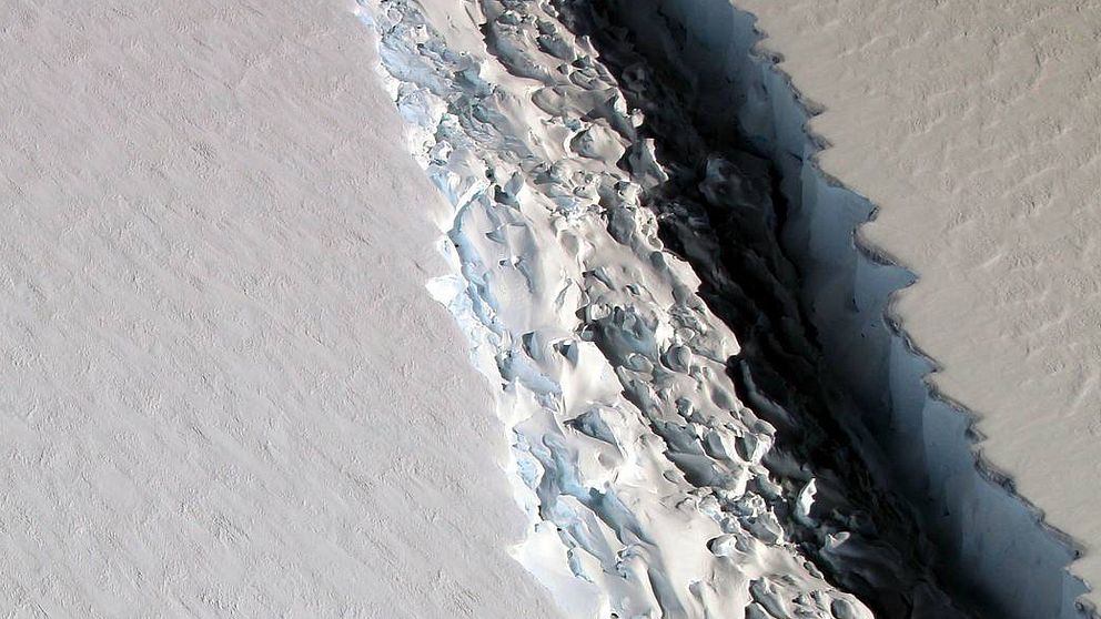Sprickan i isen på den del av Antarktis som kallas Larsen C, fotad av Nasa i november 2016. Nasas forskare mätte då att sprickan var drygt 11,3 mil lång.