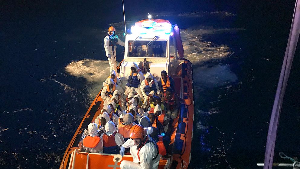 Fartyg på väg mot Italien med 358 migranter ombord.
