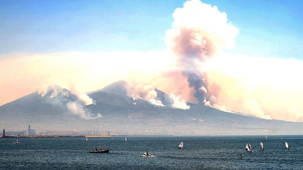 Italien är drabbat av hundratals bränder. Här rök som stiger upp från bränder omkring vulkanen Vesuvius.