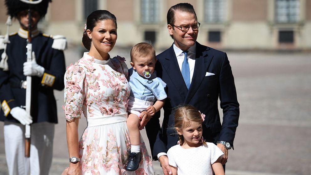 Kronprinsessan Victoria och prins Daniel med barnen Oscar och Estelle lämnar Te Deum i Slottskyrkan vid högtidlighållandet av kronprinsessan Victorias 40-årsdag
