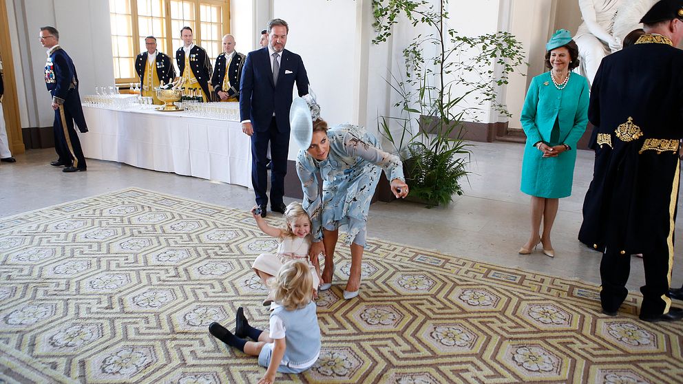 Prinsessan MAdeleine med barnen prinsessan Leonore och prins Oscar vid mottagningen på Logården.