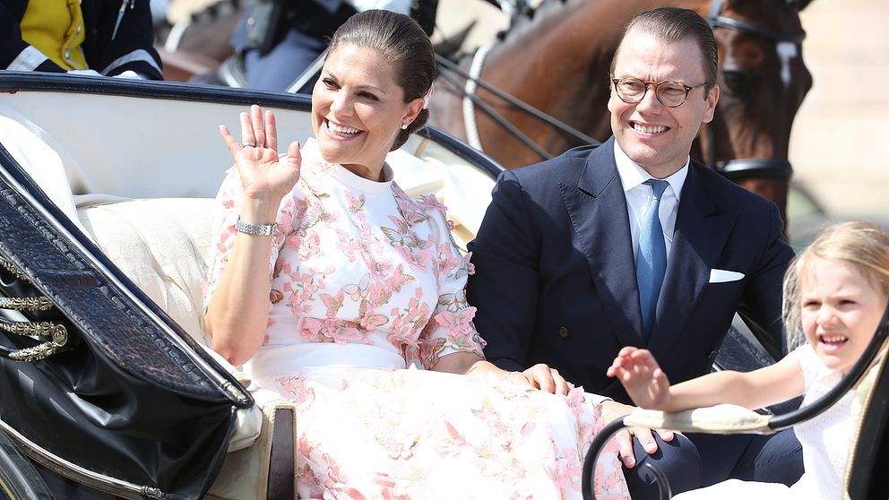 Kronprinsessan Victoria, prins Daniel och prinsessan Estelle åker kortege till Hovstallet under firandet av kronprinsessan Victorias 40-årsdag.