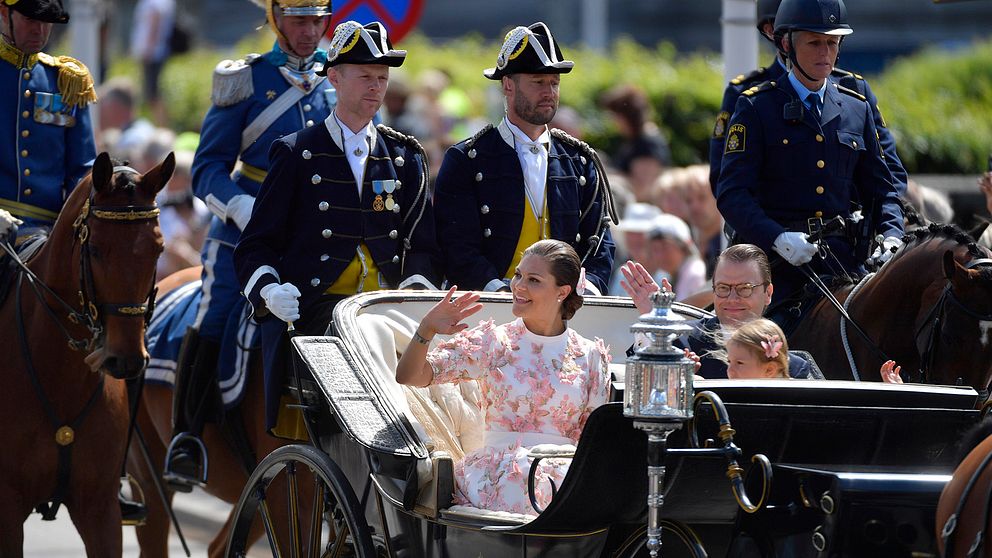 Kronprinsessan Victoria och prins Daniel åker kortege.